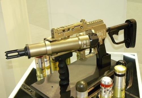 Zmodyfikowany GSBO-40, z nową kolbą i chwytem pistoletowym. Konstruktorzy z Dezametu opracowali także lufę wkładkową zamieniającą granatnik w jednostrzałową strzelbę gładkolufową kalibru 12