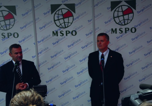 Ministrowie obrony narodowej i skarbu państwa, Tomasz Siemoniak i Włodzimierz Karpiński na wspólnej konferencji prasowej w Centrum Konferencyjnym Targów Kielce / Zdjęcie: Zdzisław Zieliński