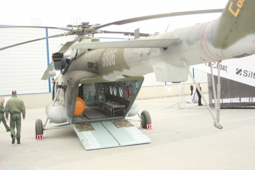 Rampa desantowa Mi-171SzM. Po lewej stronie widoczny dodatkowy zbiornik paliwa umieszczony w kabinie transportowej / Zdjęcia: Jakub Link-Lenczowski