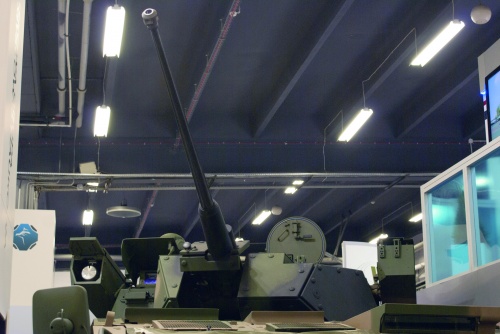 Zmodernizowana przez Oto Melara wieża, dobrze widoczne wyrzutnie ppk Spike-LR ulokowane po jej obu stronach