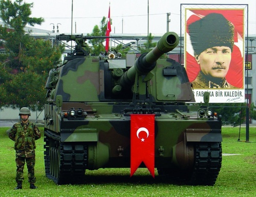 Prawdopodobnie podwozie tureckiej 155-mm armatohaubicy T-155 Firtina (licencyjna odmiana południowokoreańskiej K9) będzie wykorzystana przez HSW jako baza dla wieży rodzimego działa / Zdjęcie: MKEK