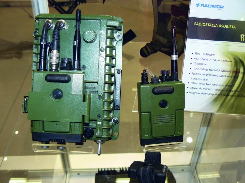 Radiostacje Radmor 35010. Z lewej ze wzmacniaczem, który pozwala na zwiększenie mocy sygnału i zasięgu korespondencji / Zdjęcie: Michał Likowski