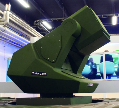 W bieżącym roku system prezentowany jest z radarem kontroli ognia Thales MTTIR osadzonym na bazowym Rosomaku