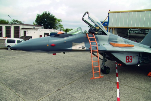 Pierwszy doposażony MiG-29A (nr boczny 89). Za kabiną widoczna antena radiostacji AN/ARC-210