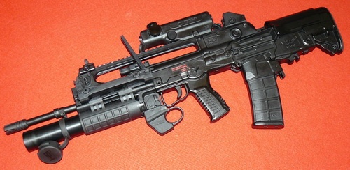 Silnie zmodernizowany karabinek automatyczny w układzie bezkolbowym HS Produkt VHS-D2. Broń została w pełni dostosowana do strzelców prawo- i leworęcznych, jak też wyposażona w możliwość łatwej wymiany lufy. Pod karabinkiem podwieszony granatnik VHS-BG