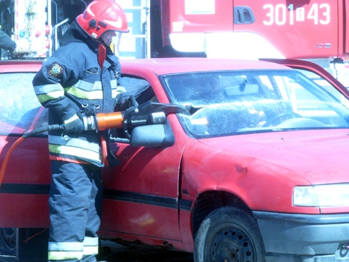 Podczas przeprowadzonej symulacji akcji ratunkowej, strażacy musieli udzielić pomocy rannym w wyniku zderzenia samochodu osobowego z pojazdem ciężarowym