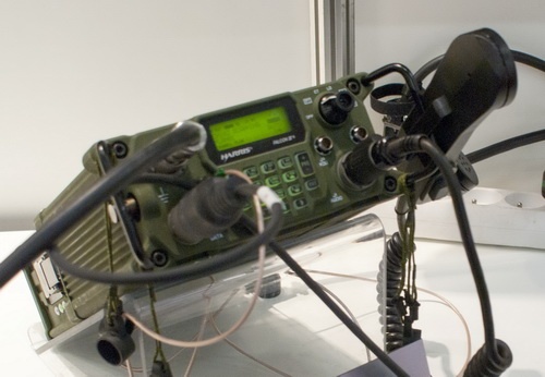 Radiostacja RF-7800H-MP, która może zastąpić kupowane przez wojsko np. dla Rosomaków dowódców plutonów, modele RF-5800H / Zdjęcie: Paweł K. Malicki