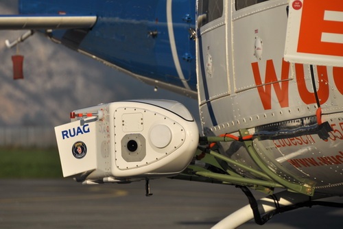 Zamontowanie zasobników ISSYS-POD na śmigłowcu nie powoduje istotnego obniżenia jego osiągów. Wyświetlacz w kabinie pozwala określić rodzaj i kierunek zagrożenia