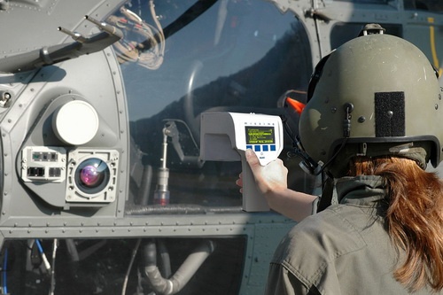 Dzięki urządzeniu MISSIM, które symuluje: laser, radar i pocisk kierowany, w krótkim czasie można przeprowadzić test poprawności działania systemu ISSYS-POD. Na wyświetlaczu kontrolera pojawia się komunikat pozytywny lub negatywny / Zdjęcia: RUAG Aviation