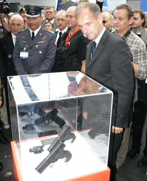 Uroczyste odsłonięcie przez ministra obrony Bogdana Klicha gabloty zawierającej nowe pistolety P99 Rad. Minister jako pierwszy miał okazję wypróbować nową broń na kontenerowej strzelnicy Bumaru