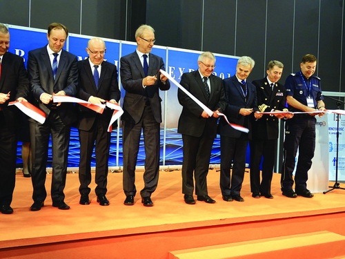 Tegoroczne gdańskie targi uroczyście otworzył podsekretarz stanu w MON, Maciej Jankowski (czwarty od prawej), zapewniając o niemalejącej determinacji ministerstwa do rozbudowy potencjału bojowego Marynarki Wojennej RP wobec wyzwań, przed jakimi w przyszłości stać będzie ten rodzaj Sił Zbrojnych RP