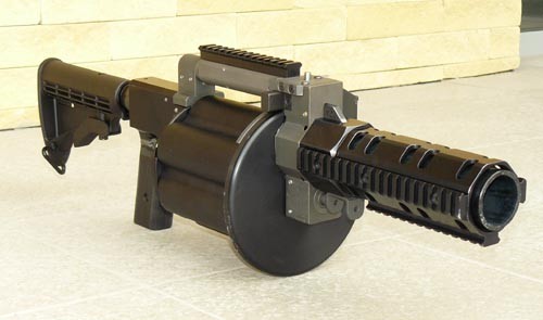 Pierwszy model tarnowskiego 40-mm granatnika rewolwerowego RGP-40. Widoczny jest system szyn montażowych otaczający lufę