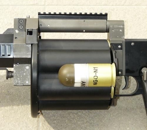 Porównanie 40-mm granatu NGO-N1 do długości komór bębna tarnowskiego granatnika. Jak widać, RPG-40 można załadować znacznie dłuższymi nabojami - z pociskami specjalnymi
