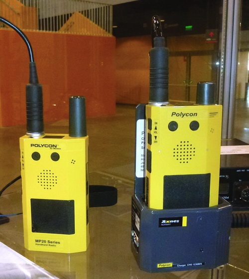 Radiostacje Polycon są wodoodporne i wstrząsoodporne. System umożliwia utrzymanie łączności między ratownikami, a załogami wiropłatów, nawet w trudnych warunkach pogodowych / Zdjęcie: Michał Likowski