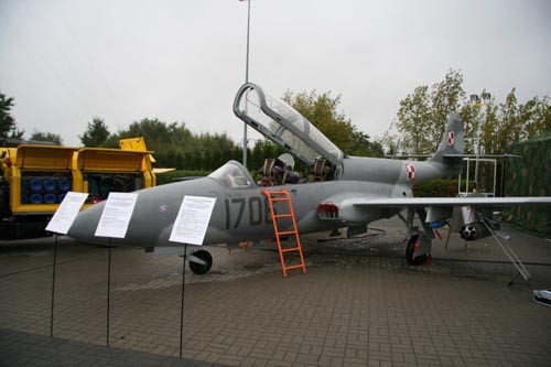 Demonstrator technologii TS-11F Iskra. Pod skrzydłem widoczny jest ćwiczebny zestaw bombardierski LBĆw-10 o masie 13 kg podwieszony na belce pośredniej / Zdjęcie: Bartosz Głowacki