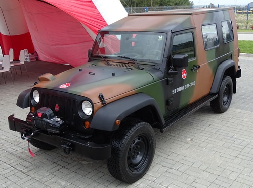 Na stoisku przedsiębiorstwa Ursus można zobaczyć dwie odmiany izraelskich pojazdów Automotive Industries Ltd. Storm 3 M-243, w wersjach soft top i hard top (na zdjęciu)