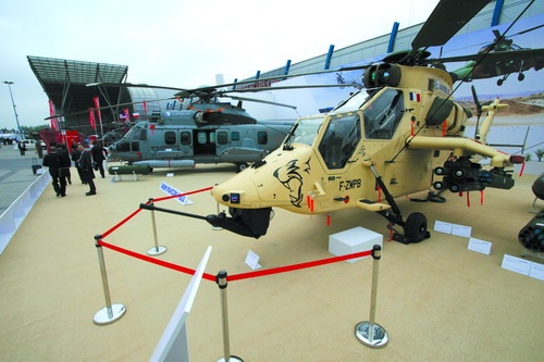 Dwa śmigłowce Airbus Helicopters proponowane Siłom Zbrojnym RP. Na pierwszym planie widoczny jest uderzeniowy Tigre HAD. Za nim znajduje się wielozadaniowy EC725 / Zdjęcie: Grzegorz Sobczak