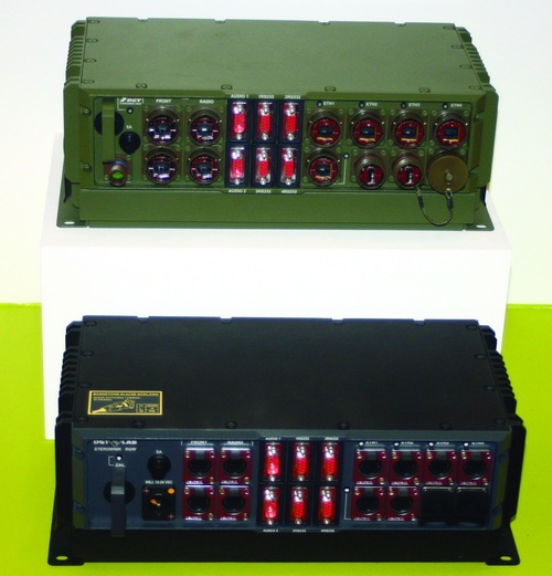 Wojskowy RGWv1M (na górze) oraz przemysłowy RGWv1R (na dole) mogą być eksploatowane w trudnych warunkach klimatycznych. Urządzenia zostały wyposażone w porty RS 232, USB, ETH, Audio In/Out oraz moduł WiFi. Taka konfiguracja pozwala na spięcie w jedną całość wielu systemów łączności /Zdjęcie: Jakub Link-Lenczowski