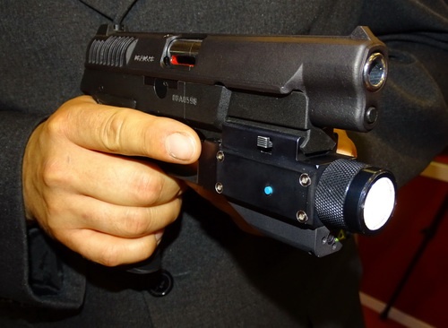 Latarka podwieszona jest pod pistolet samopowtarzalny P-94 WIST i to do tej broni dostosowane jest rozmieszczenie dźwigni przełącznika. Napięcie modułu świecącego stabilizowane jest cyfrowo. Na zdjęciu dobrze widoczny przycisk sterujący trybami pracy / Zdjęcia: Remigiusz Wilk