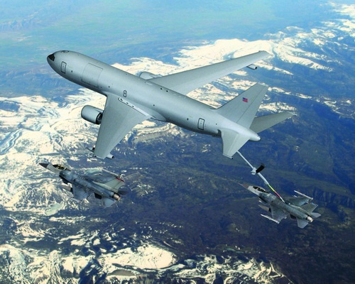 Wizja KC-46A tankującego F-16. Pierwszy Pegasus w ostatecznej konfiguracji ma się wznieść w powietrze w przyszłym roku