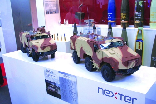 Model TITUS w wersji dowódczej pokazany na MSPO. Model na drugim planie prezentuje oś tylną w pozycji skrętu. Na obu modelach widać też umiejscowienie tylnych włazów dachowych. Pasażerowie mogą też opuścić pojazd przez tylne drzwi. Propozycja jest przede wszystkim skierowana dla tradycyjnych odbiorców francuskiego uzbrojenia / Zdjęcia: Rafał Janicki