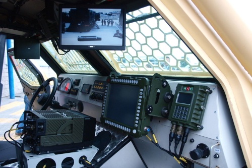 Przedział dowódcy wozu przypomina wyposażeniem kabinę glass cockpit. Stanowisko kierowcy ma kamerę termowizyjną z ekranem opuszczanym do wysokości wzroku