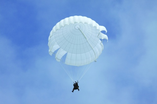 Skok ze spadochronem AD-95 serii 3. Na bokach czaszy widoczne są otwarte szczeliny sterownicze / Zdjęcie: Air-Pol