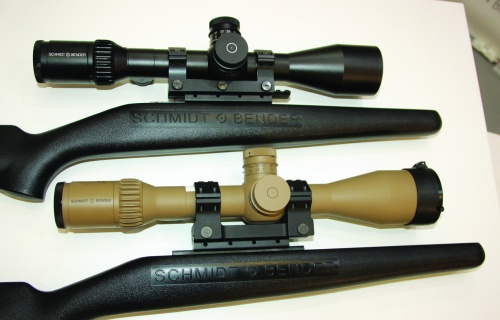 Celownik 3-27x56 PM II High Power dostosowany do broni dużych kalibrów z czarnym i piaskowym korpusem. Ten ostatni używany jest przez Bundeswehrę / Zdjęcia: Jakub Link-Lenczowski