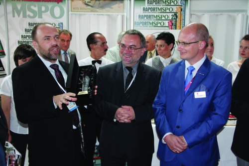 Redaktor Michał Likowski (z lewej) wręcza nagrodę za najbardziej efektowne stoisko