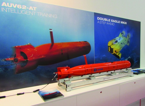 Saab zaprezentował na MSPO ofertę bezzałogowych pojazdów głębinowych, w tym AUV62-AT, który jest przeznaczony do szkolenia marynarzy w taktyce zwalczania nieprzyjacielskich OP