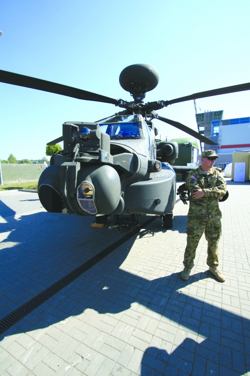 Śmigłowiec uderzeniowy AH-64D Apache Longbow z 2-159th ARB prezentowany na tegorocznym MSPO / Zdjęcie: Grzegorz Sobczak