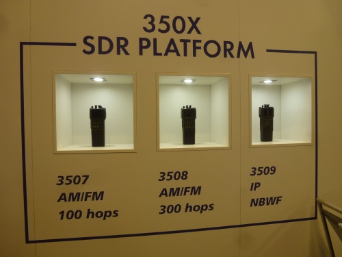 Rodzina radiostacji 350X, wykonane w technologii SDR, prezentowana na targach Eurosatory 2016 w Paryżu, tydzień przed gdyńską premierą / Zdjęcie: Michał Likowski