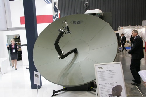 Średni Terminal Satelitarny jest wyposażony w modułową antenę o średnicy czaszy 2,4 m z funkcją automatycznego pozycjonowania i śledzenia satelitów