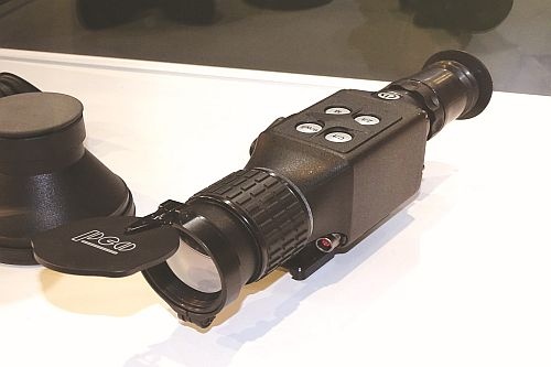 Na tegorocznym MSPO debiutuje nowy celownik termowizyjny do broni strzeleckiej SCT-2, opracowany przez warszawskie PCO. W porównaniu do wcześniejszego celownika SCT Rubin, nowy ma mniejszą masę i wymiary od Rubina, poprawiono też ergonomię i funkcjonalność urządzenia / Zdjęcie: Remigiusz Wilk