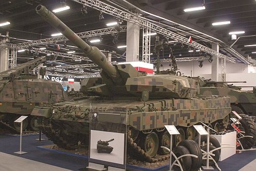 Demonstrator modernizacji czołgów Leopard 2 A4 do wersji PL, najbardziej w oczy rzuca się zestaw dodatkowego opancerzenia wieży – do poziomu wyższego niż na wozach wersji A5
