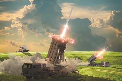 Wizualizacja wykorzystania pocisków Stunner z wyrzutni Patriot / Grafika: Raytheon