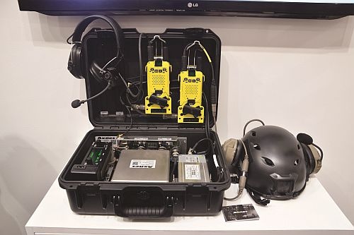 Kompletny zestaw (z dwoma aparatami nadawczo-odbiorczymi i akumulatorem) w walizce, gotowy do użycia