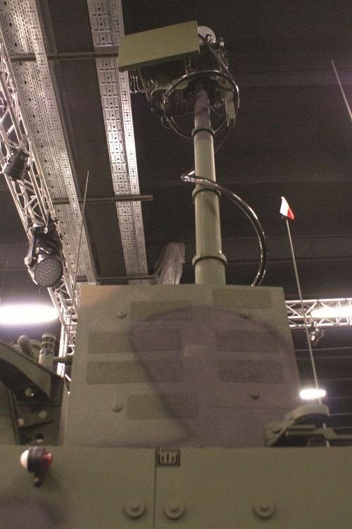 Maszt z radarem i głowicą rozpoznawczą na dowódczym Rosomaku R-1