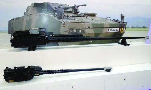 Prezentowane na MSPO armaty napędowe Orbital ATK: powyżej 30/40-mm Mk 44 Bushmaster II S, poniżej 30-mm M230LF. Do przeładowania broni wykorzystana jest przekładnia łańcuchowa, stąd popularnie nazywane są chain gun / Zdjęcie: Remigiusz Wilk