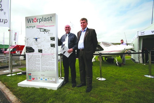 Od lewej: Stanisław Małyska, szef projektu i Krzysztof Śmierciak, doradca zarządu Wtórplast Group. W tle samolot MP-02 Czajka – element systemów Elanus i Elanus II