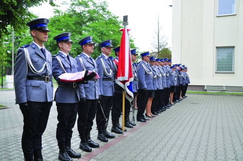 Polscy policjanci już od wielu lat wspomagają bezpieczeństwo na arenie międzynarodowej, uczestnicząc w misjach pokojowych i zarządzania kryzysowego pod egidą OZN, UE oraz różnych agencji bezpieczeństwa publicznego lub na wniosek rządów państw objętych kryzysem postmilitarnym lub migracyjnym / Zdjęcia: Policja