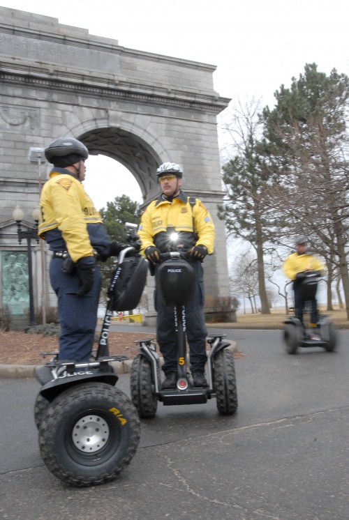 Segway'e są wykorzystywane do zadań patrolowych przez formacje policyjne w wielu krajach / Zdjęcia: Segway