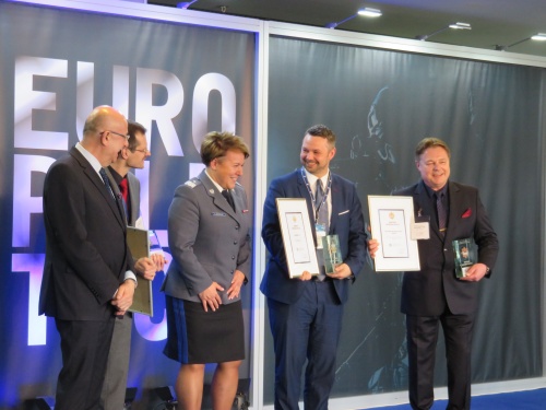 Laureaci Gwiazd Policji. Od lewej stoją Prezes MTG Andrzej Kasprzak, przedstawiciel AGH, nadinsp. Helena Michalak oraz – w kolejności – laureaci srebrnej i brązowej Gwiazdy Policji, reprezentanci Grupy WB, w skład której wchodzi gdyński Radmor, oraz ZM Tarnów / Zdjęcia: Tomasz Nowak