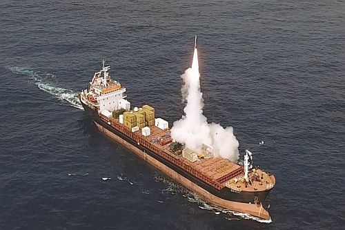 Ze względu na brak odpowiednio dużego poligonu rakietowego, pocisk LORA odpalono z pokładu statku handlowego. Poruszał się on we wschodniej części Morza Śródziemnego, zaś pocisk skierowano ku Izraelowi. Test zakończył się sukcesem / Zdjęcie: IMI Systems