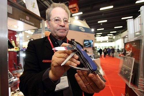 Paul Camenzind prezentuje scyzoryk Marlin Spike z ostrzem-szpikulcem ułatwiającym rozplatanie lin i rozwiazywanie węzłów. Narzędzie to dostarczono marynarce wojennej Indii / Zdjęcie: Grzegorz Sobczak

