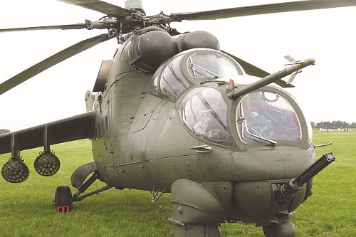 Polski Mi-24 w najnowszym atlantyckim kamuflażu. Takie wiropłaty mogą być wyposażone w system Telson 22 / Zdjęcie: Tomasz Nowak