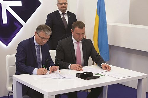 Piotr Wojciechowski i Vladislav Belbasza podpisują kolejną umowę Grupy WB i SpecTechnoExportu / Zdjęcie: Tomasz Badowski