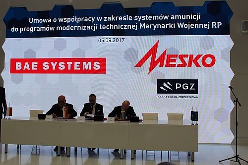Umowę ze strony koncernu BAE Systems podpisał Ulf Einefors (po prawej), a z polskiej prezes Mariusz Kolankowski (z lewej) oraz Gerard Homa / Zdjęcie: Tomasz Nowak