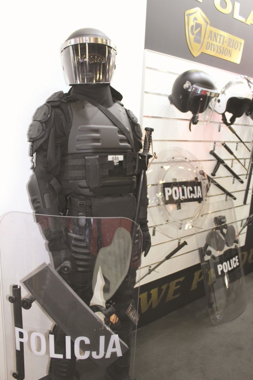 Jeden z kupowanych przez Policję zestawów dla oddziałów prewencji / Zdjęcie: Tomasz Nowak
