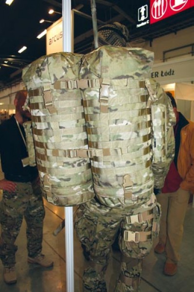 Plecakowy system przenoszenia broni wyborowej opracowany przez SPECOPS jest na MSPO 2008 prezentowany w wersji w kamuflażu MultiCam